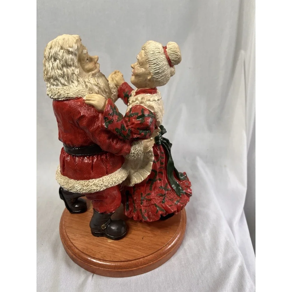 Vintage Figurine Santa‎ & Mrs Clause Dancing  Cedar Creek